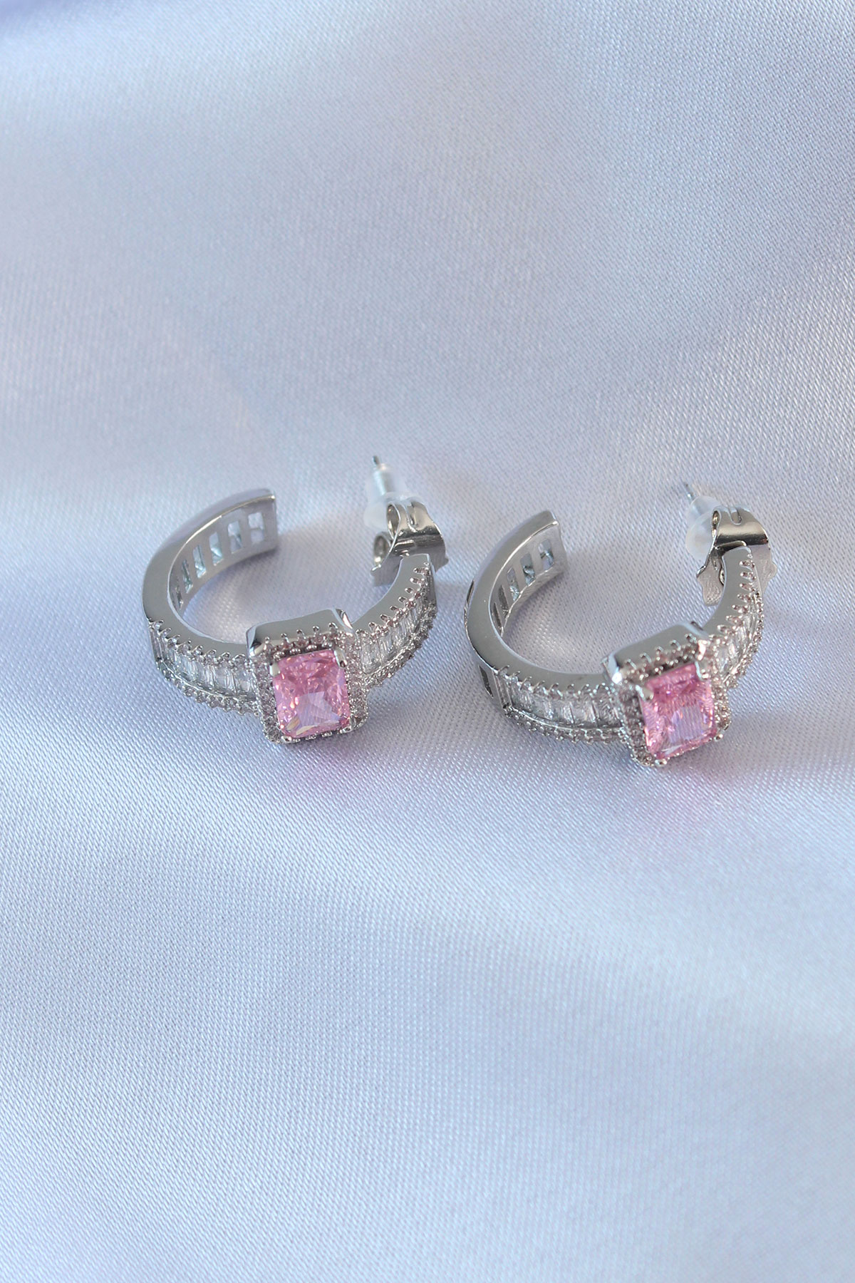 VIP Seri Gümüş Renk Yarım Halka Model Zirkon Taşlı Pirinç Kadın Küpe 5886