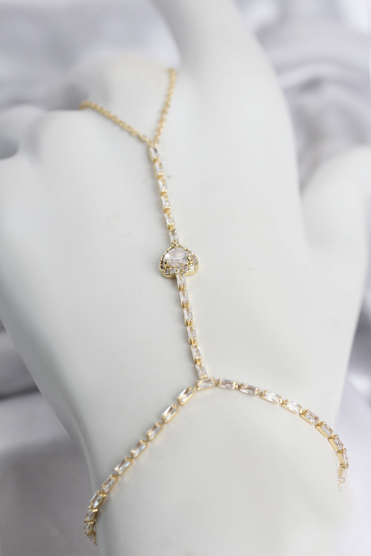Gold Renk Pirinç Zirkon Taşlı Kalp Model Şahmeran 5886