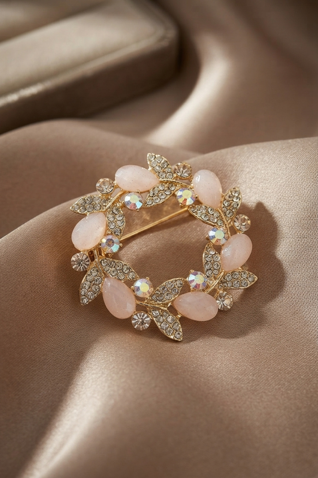 Gold Pembe Detaylı Zirkon Taşlı Broş 5886