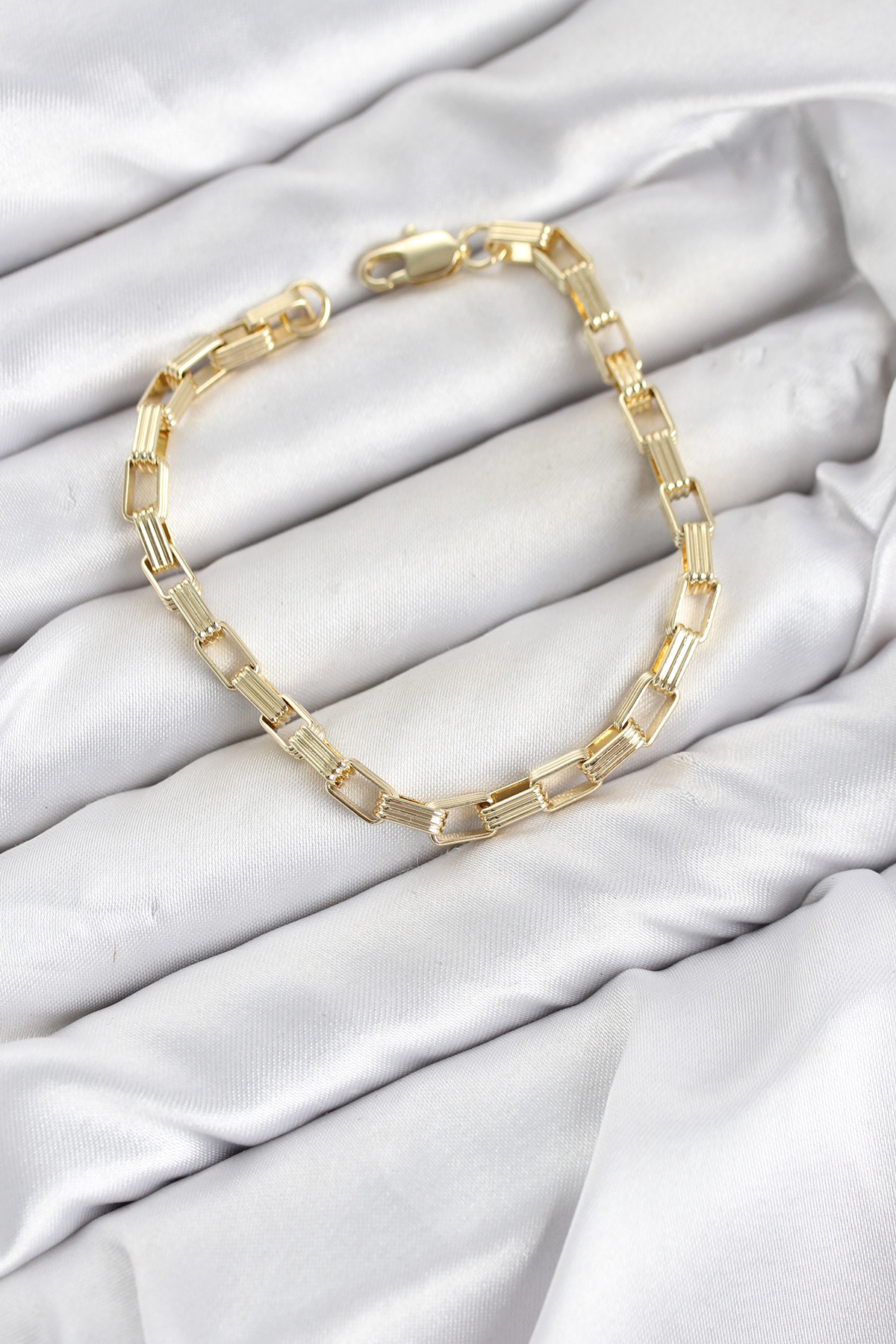 CM Kare Halka Model Gold Renk Pirinç Kadın Bileklik 5886