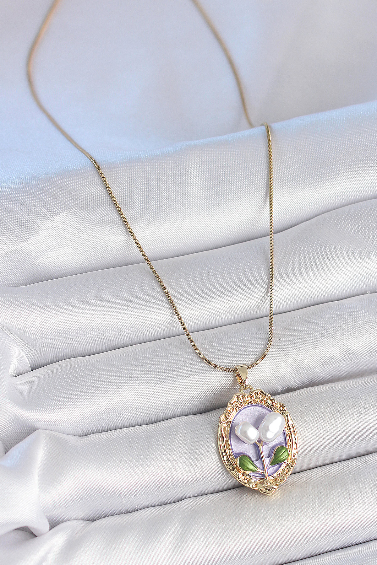 316L Çelik Gold Renk Mor İncili Çiçek İşlemeli Portre Model Kadın Kolye 5886