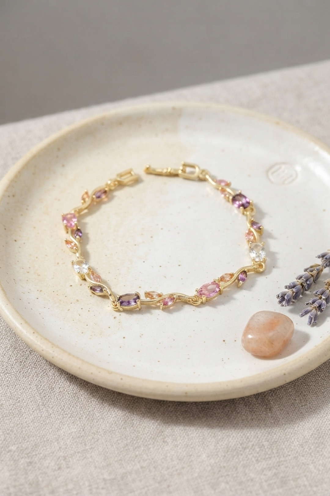 Pirinç Gold Renk Pembe ve Mor Zirkon Taşlı Çiçek Model Kadın Bileklik 5886