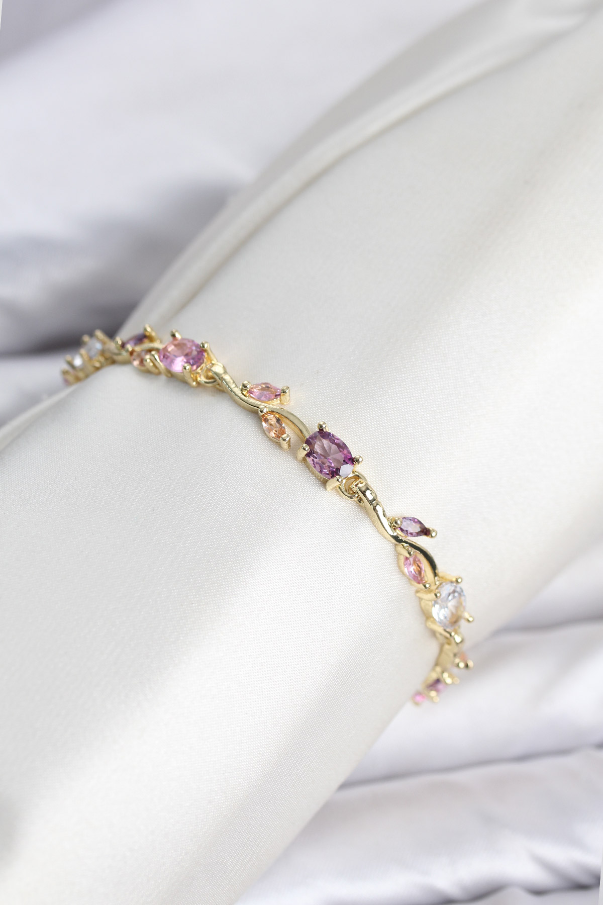 Pirinç Gold Renk Pembe ve Mor Zirkon Taşlı Çiçek Model Kadın Bileklik 5886