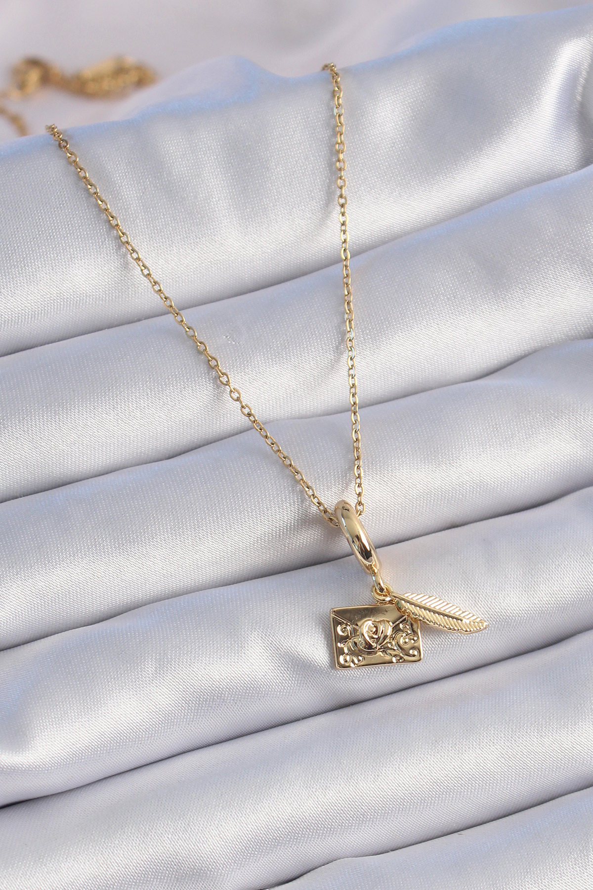 316L Çelik Gold Renk Kalp Detay Mektup Figür Charm Model Kadın Kolye 5886