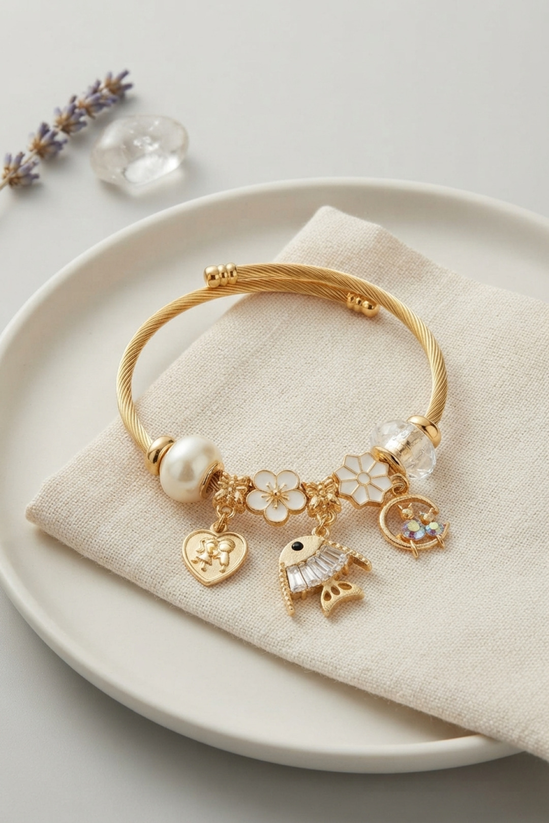 Balık Charmlı Beyaz Renk Gold Bileklik 5886