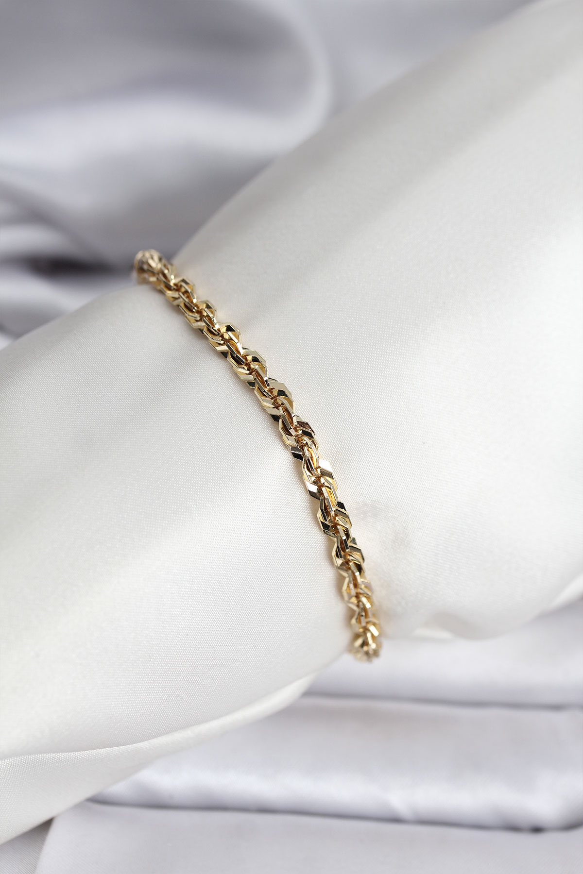 14K Gold Renk Kaplama Burgu Zincir Model CM Kadın Bileklik 5886