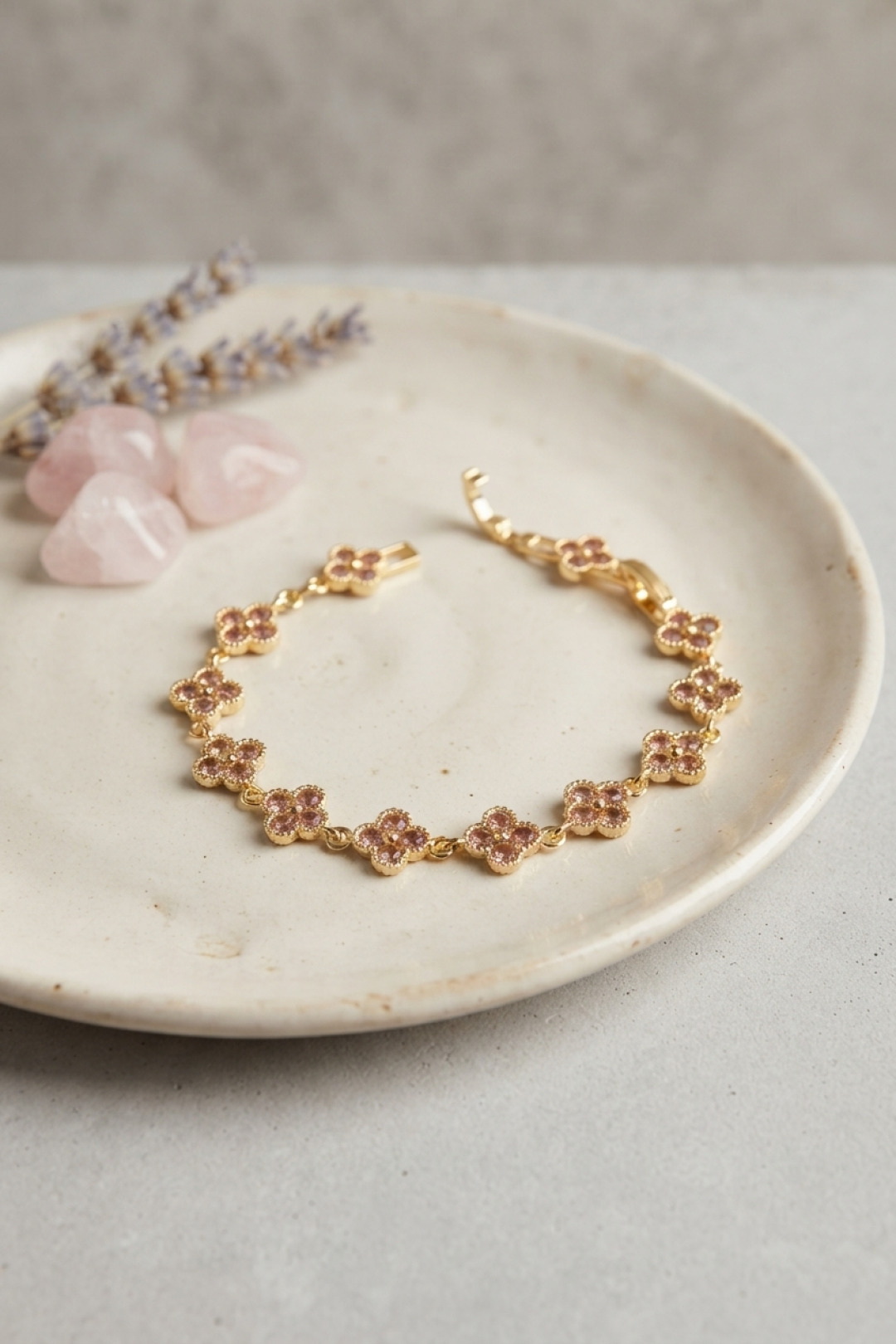 Gold Renk Pembe Zirkon Taşlı Yonca Model Kadın Bileklik 5886