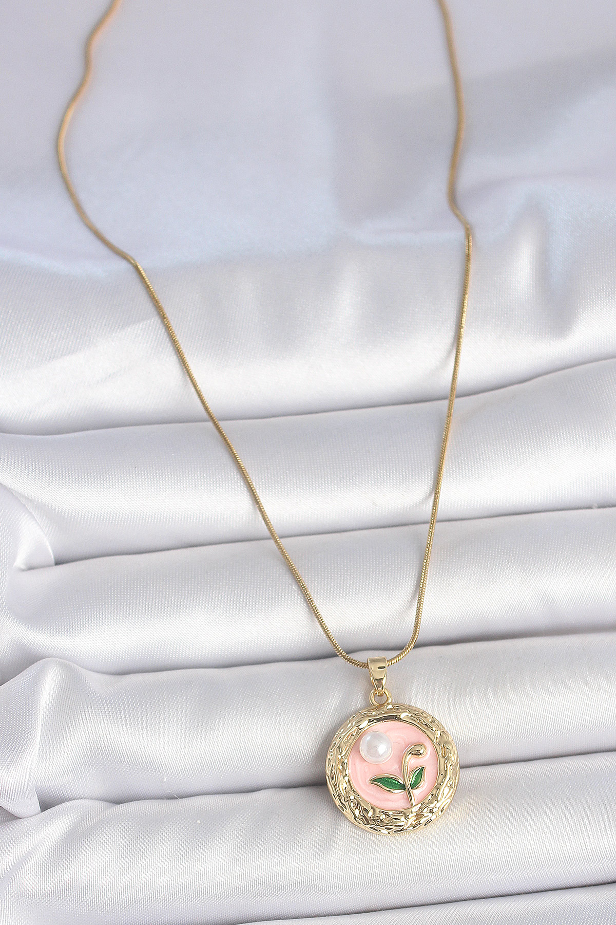 316L Çelik Gold Renk Zincir Pembe Çiçek İşlemeli inci Detay Portre Model Kadın Kolye 5886