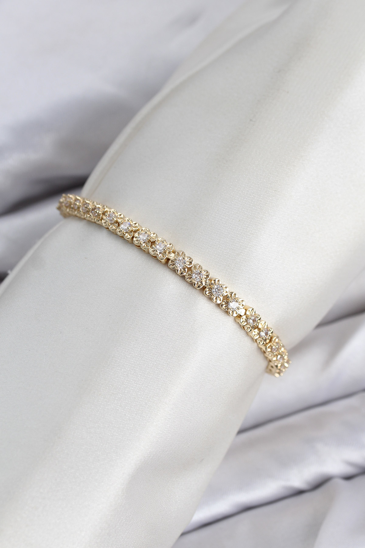 CM Model Zirkon Taşlı VIP Seri Gold Renk Pirinç Kadın Bileklik 5886