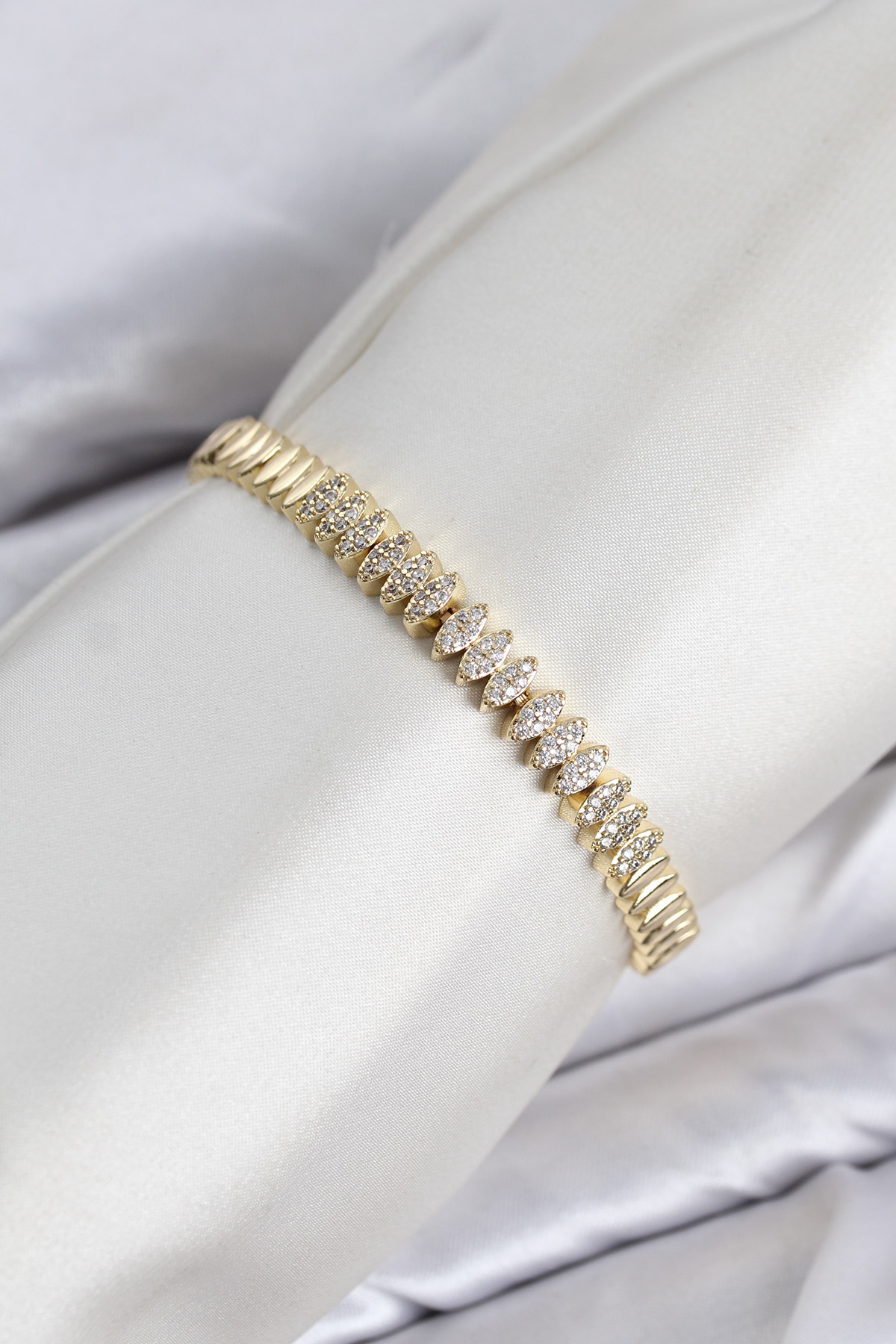 CM Arpa Model Zirkon Taşlı VIP Seri Gold Renk Pirinç Kadın Bileklik 5886