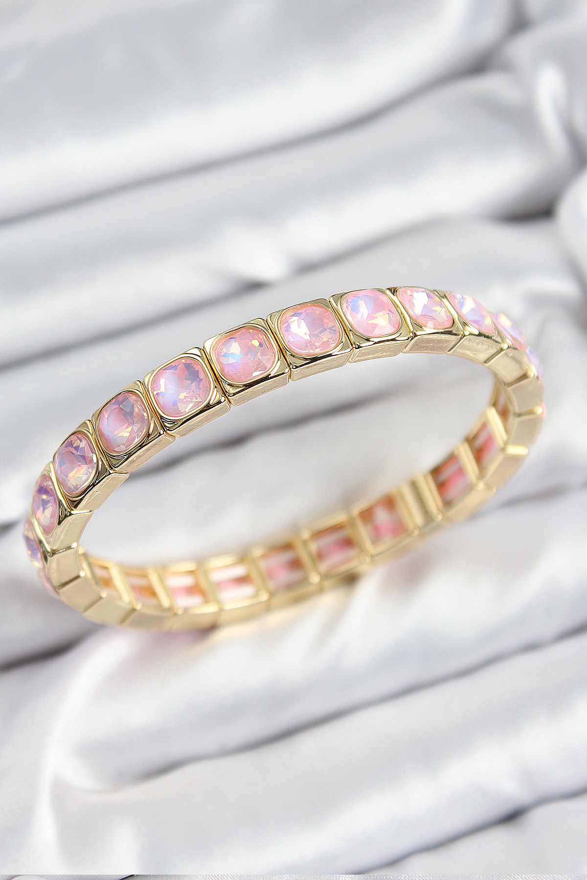 Pirinç Pembe Zirkon Taşlı Kare Model Gold Renk Lastikli Kadın Bileklik 5886