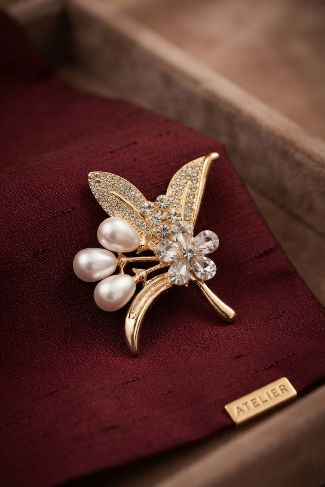 Gold Renk İncili Zirkon Taşlı Yaprak Model Broş 5886