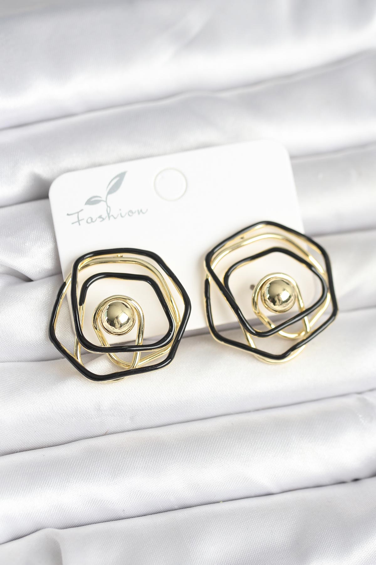 Pirinç Gold Renk Siyah Mineli Geometrik Gül Model Kadın Küpe 5886