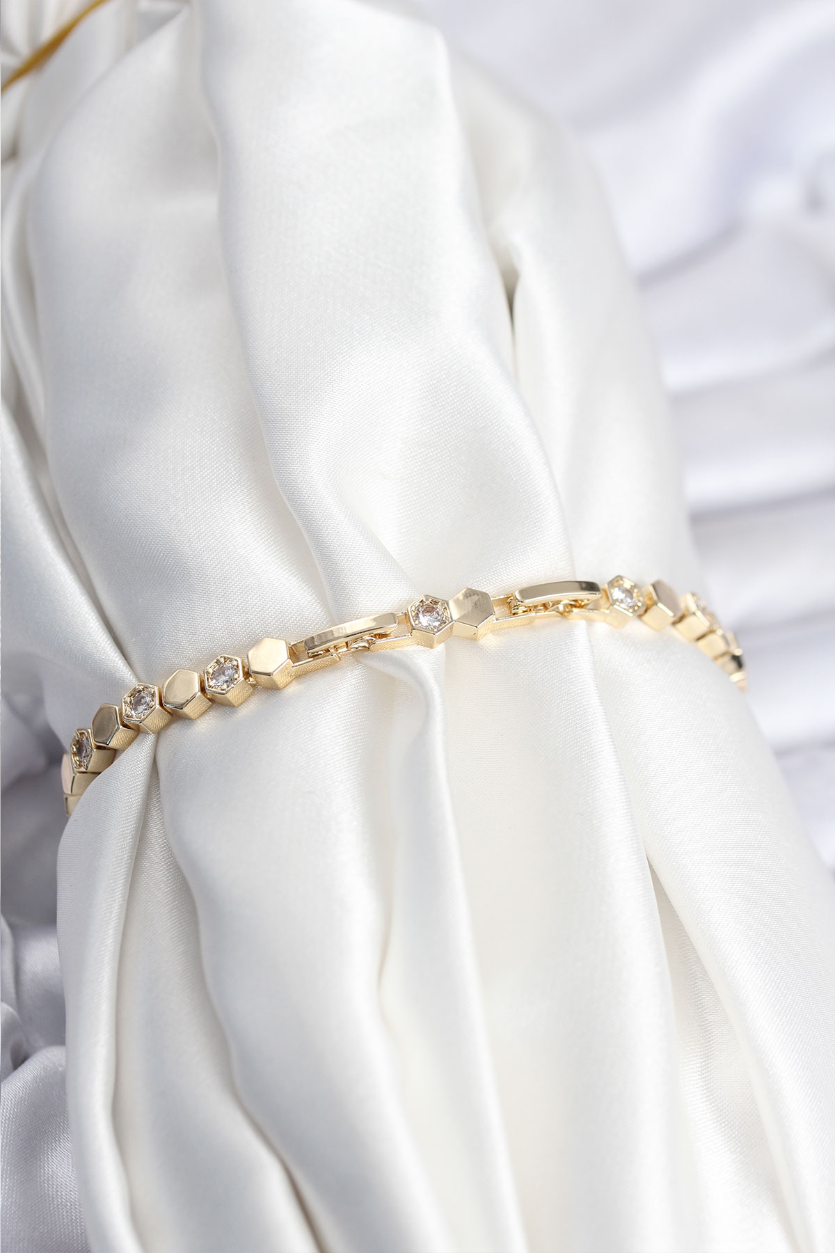 Pirinç VIP Seri Gold Renk Petek Model Kadın Bileklik 5886