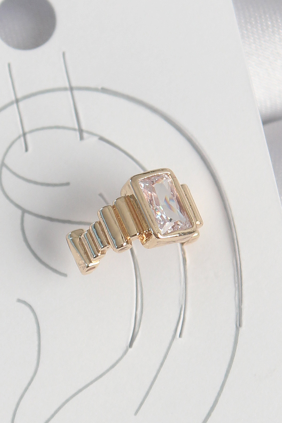 Pirinç Gold Renk Kare Zirkon Taşlı Kadın Kıkırdak Küpe 5886