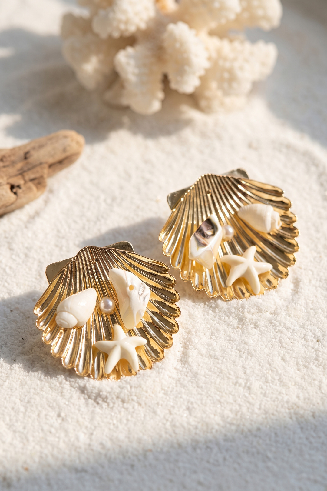 Gold Renk Deniz Kabuğu Deniz Yıldızı ve Beyaz Taş Detaylı Küpe 5886
