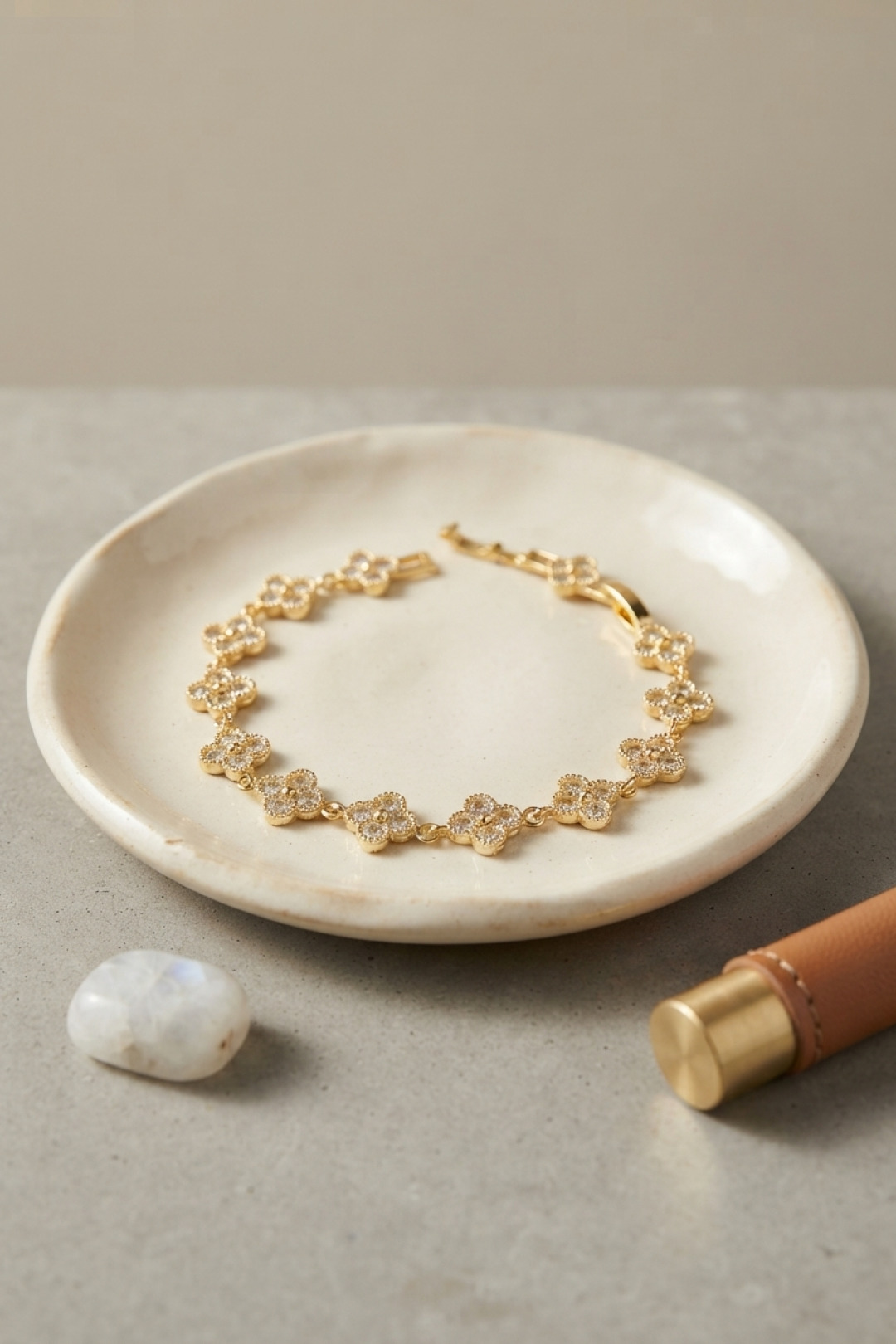 Gold Renk Zirkon Taşlı Yonca Model Kadın Bileklik 5886