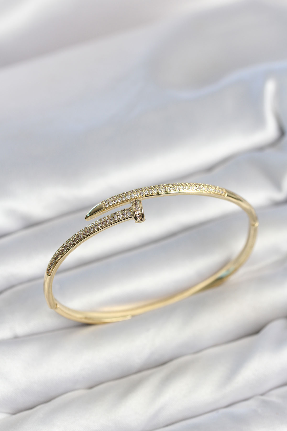 Gold Renk Çivi Model Zirkon Taşlı Kadın Kelepçe Bileklik 5886