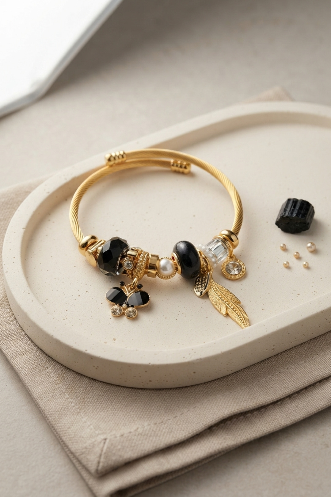 Kelebek Model Gold Renk Siyah Charmlı Bileklik 5886