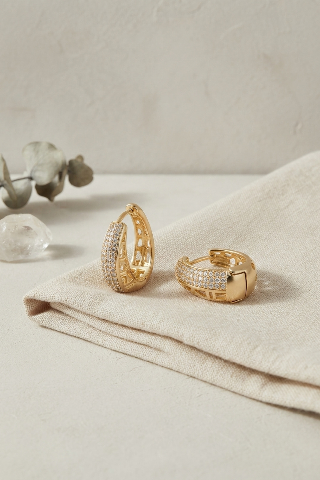 Gold Renk Zirkon Taşlı ve Motif Detaylı Damla Halka Model Kadın Küpe 5886