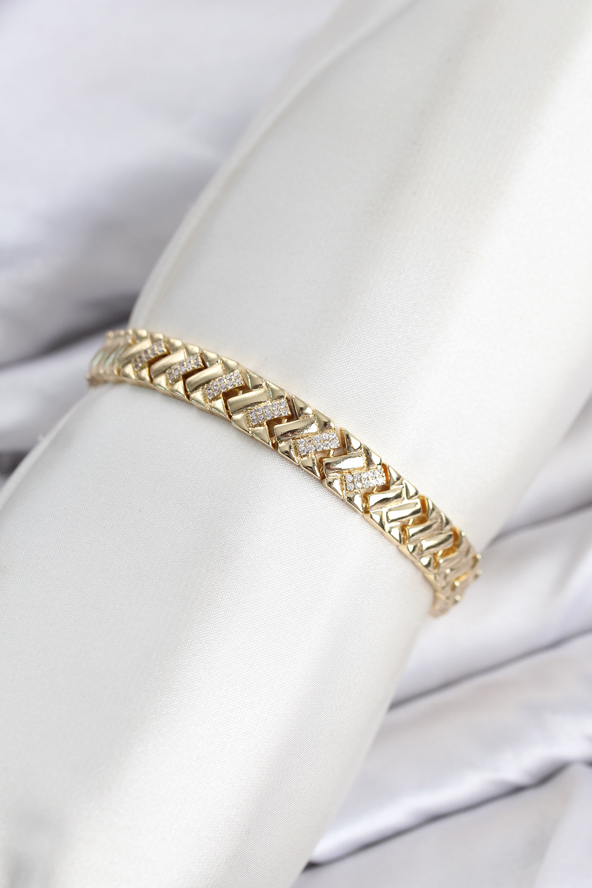 CM Geometrik Model Zirkon Taşlı VIP Seri Gold Renk Pirinç Kadın Bileklik 5886