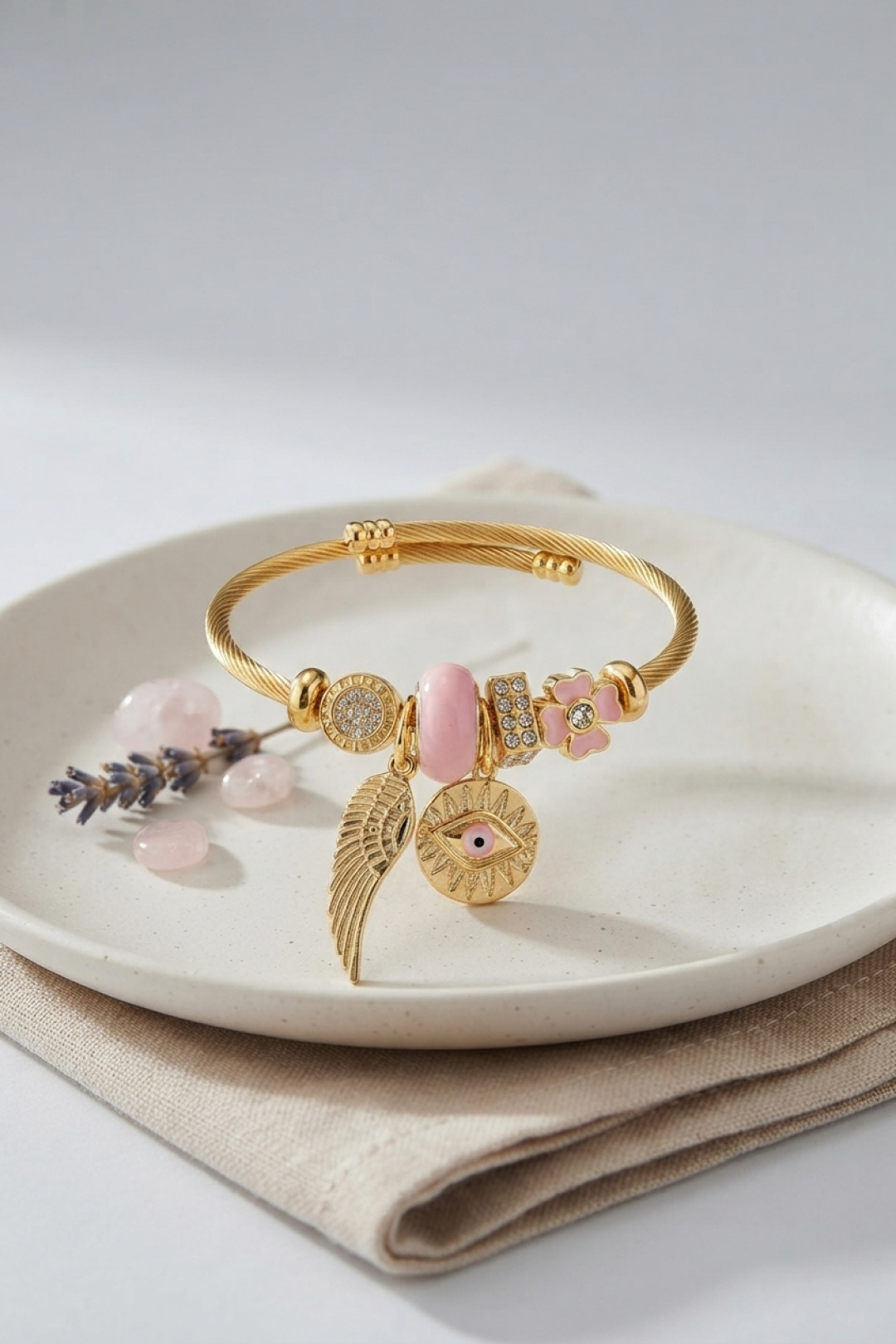 Pembe Göz Model Gold Renk Charmlı Bileklik 5886