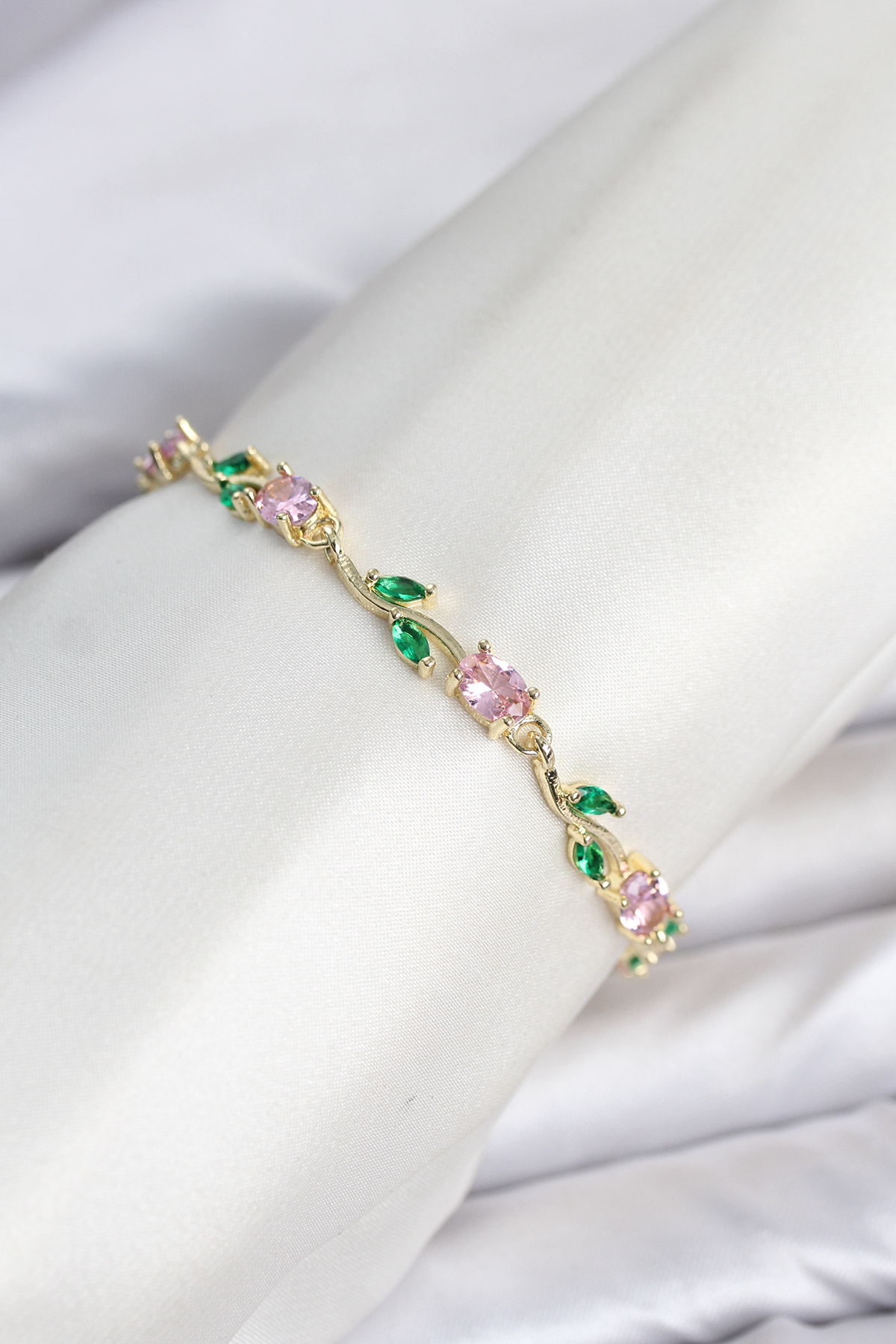Pirinç Gold Renk Pembe Zirkon Taşlı Çiçek Model Kadın Bileklik 5886