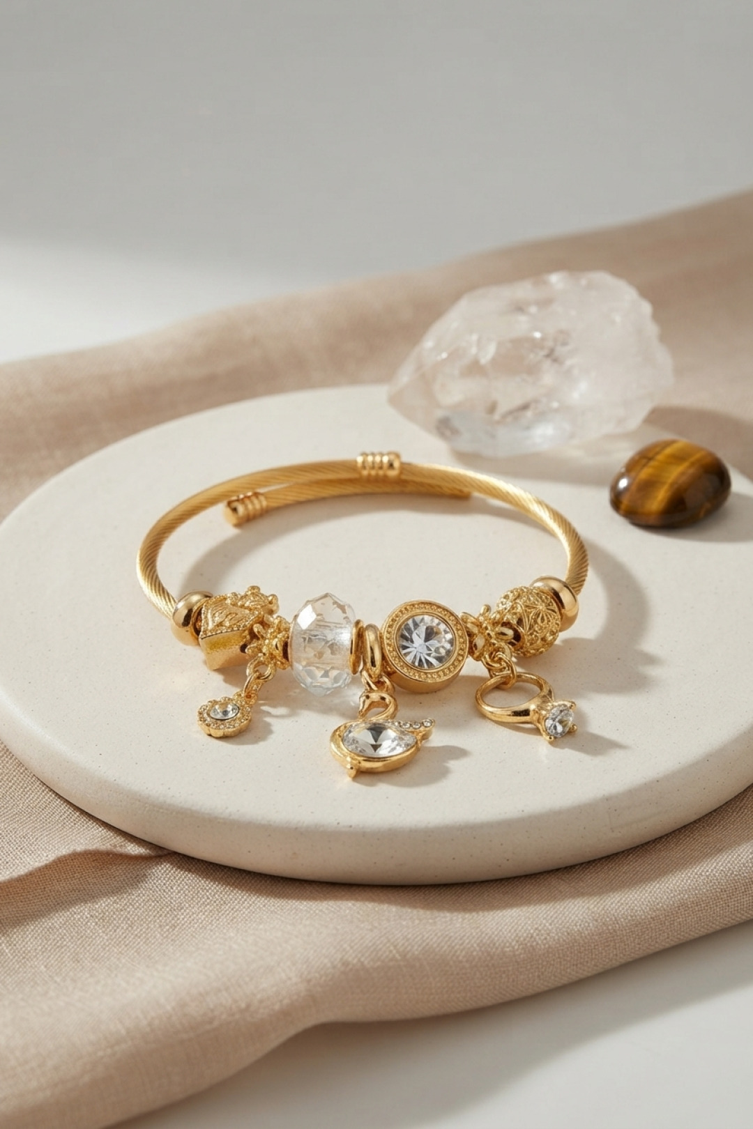 Swan Model Gold Renk Beyaz Charmlı Bileklik 5886