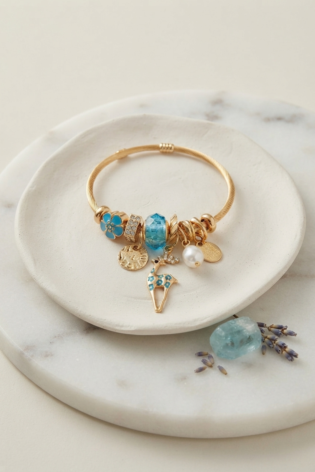 Geyik Model Gold Renk Mavi Charmlı Bileklik 5886