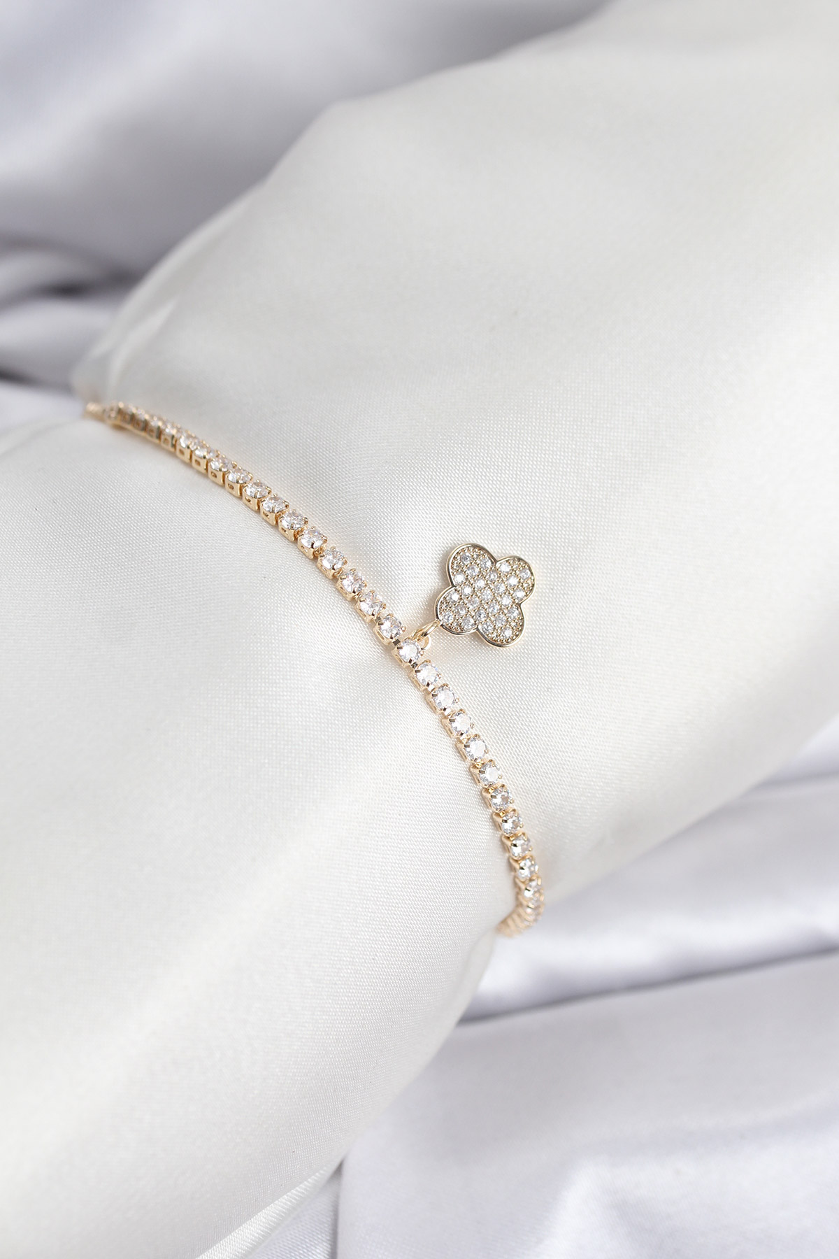 Yonca Model Zirkon Taşlı Gold Renk Asansörlü Su Yolu Bileklik 5886