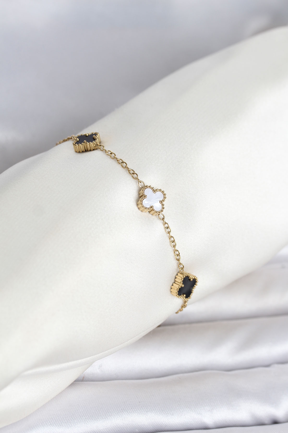 316L Çelik Gold Renk Siyah Beyaz Baby Yonca Model Kadın Bileklik 5886