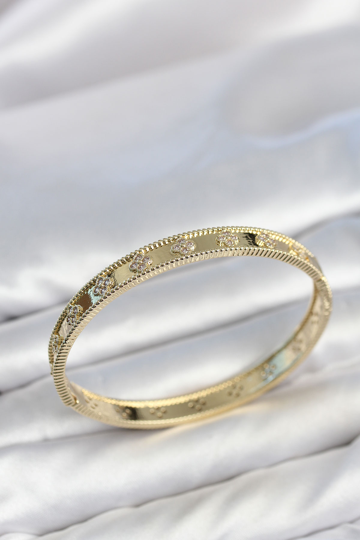 Gold Renk Pirinç Yonca Model Zirkon Taşlı Kadın Kelepçe Bileklik 5886