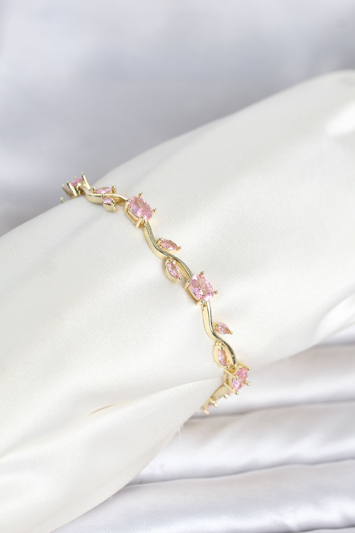 Pirinç Gold Renk Pembe Zirkon Taşlı Çiçek Model Kadın Bileklik 5886