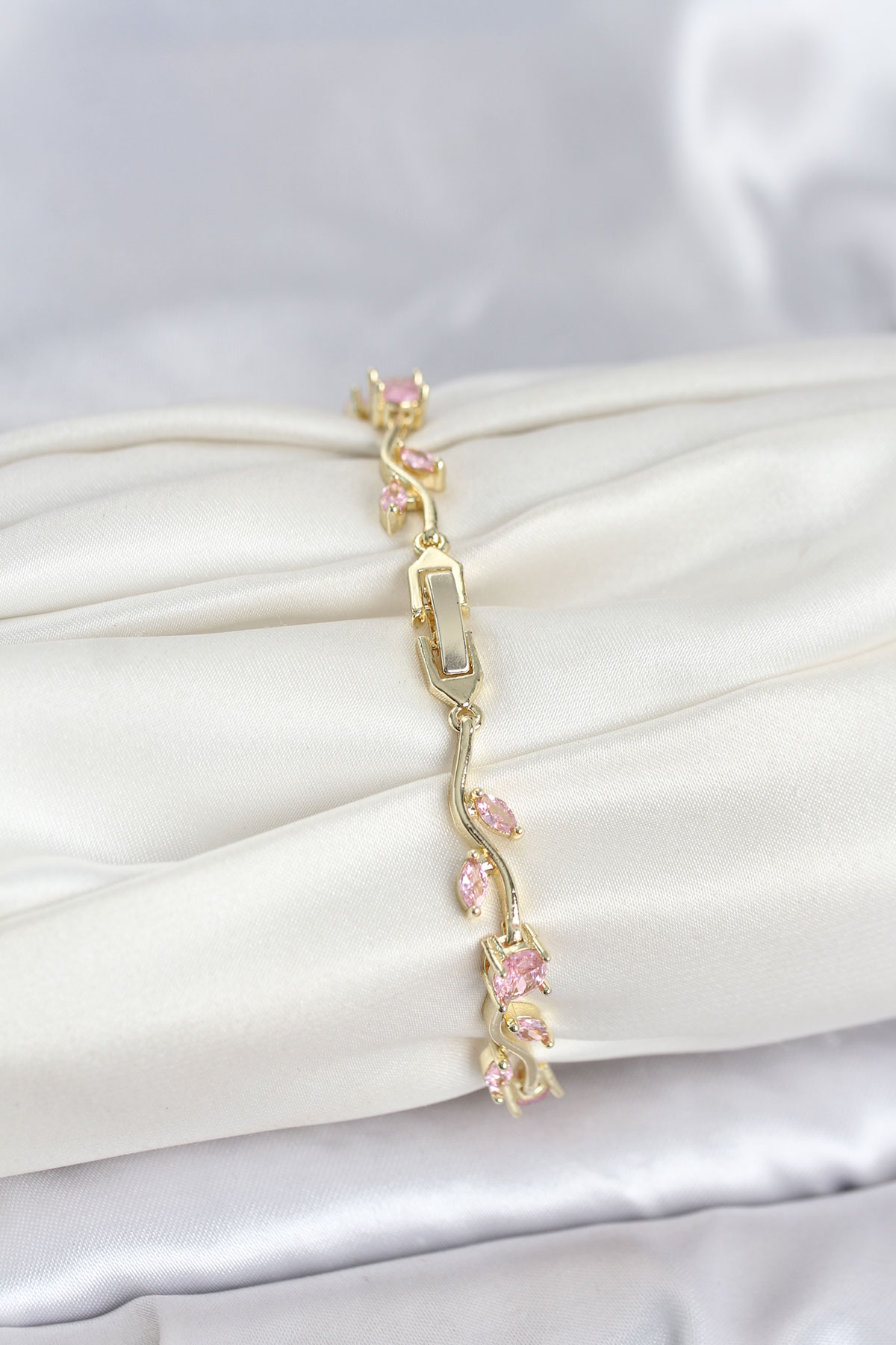Pirinç Gold Renk Pembe Zirkon Taşlı Çiçek Model Kadın Bileklik 5886