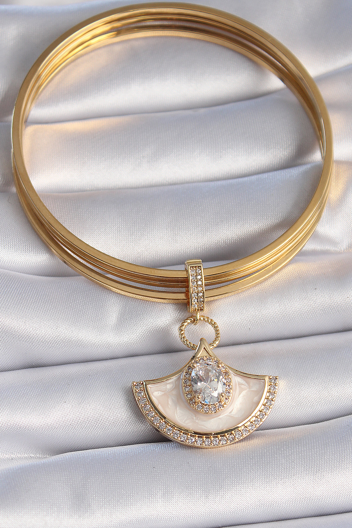 Pirinç Gold Renk Zirkon Taş Detaylı Beyaz Mineli Ajda Charm 5886
