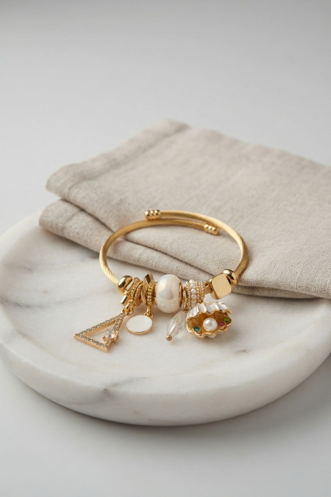 Beyaz Deniz Kabuğu Model Gold Renk Charmlı Bileklik 5886
