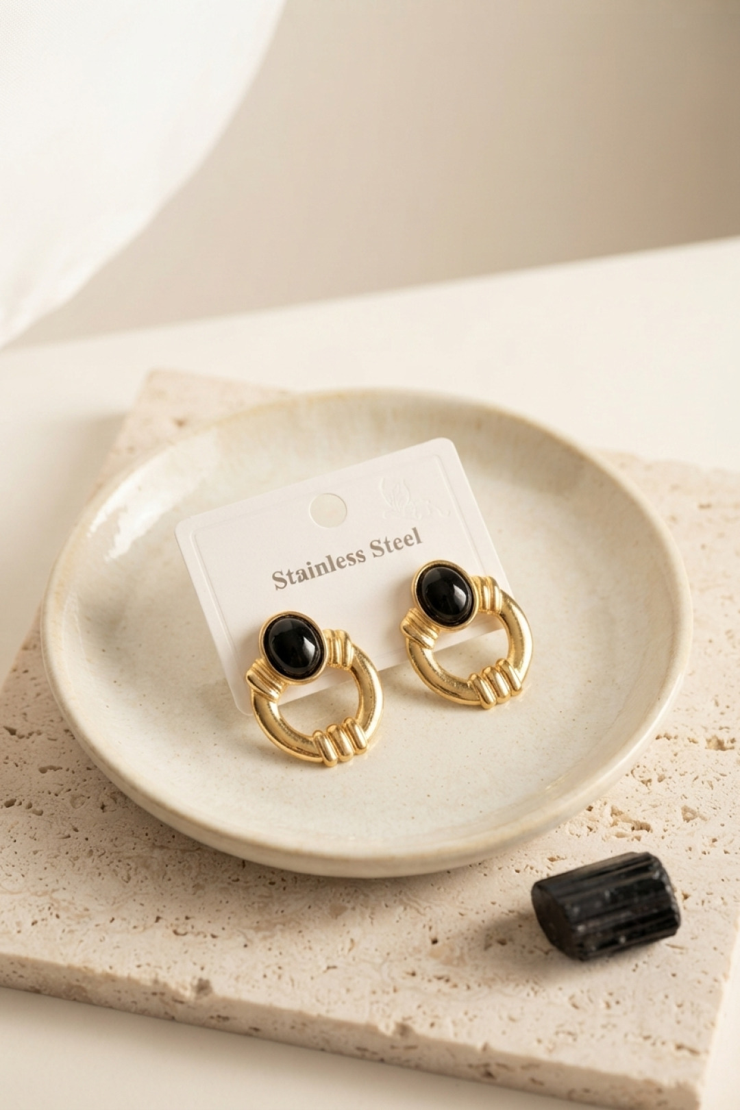316L Çelik Gold Renk Vintage Siyah Taşlı Küpe 5886