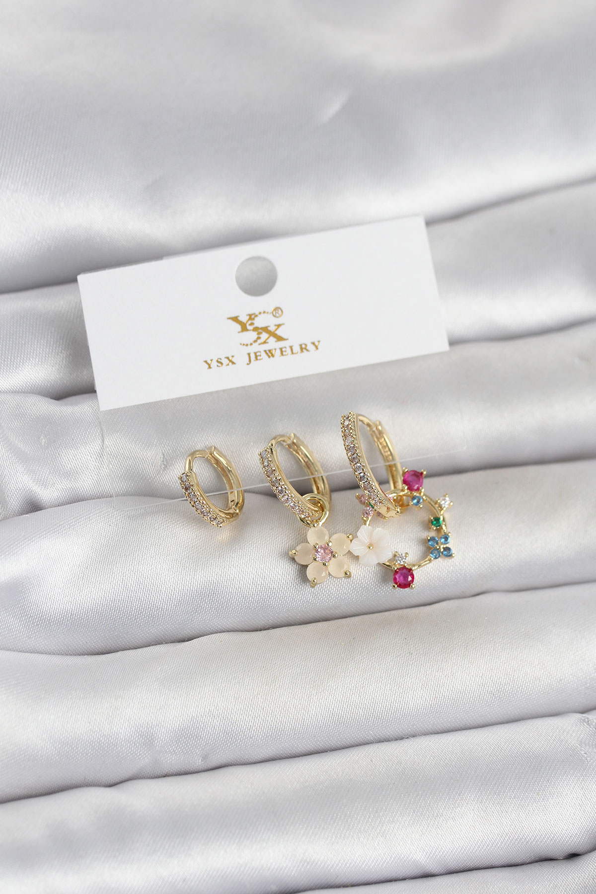 Pirinç Gold Renk Çiçek Model 3'lü Kadın Küpe 5886