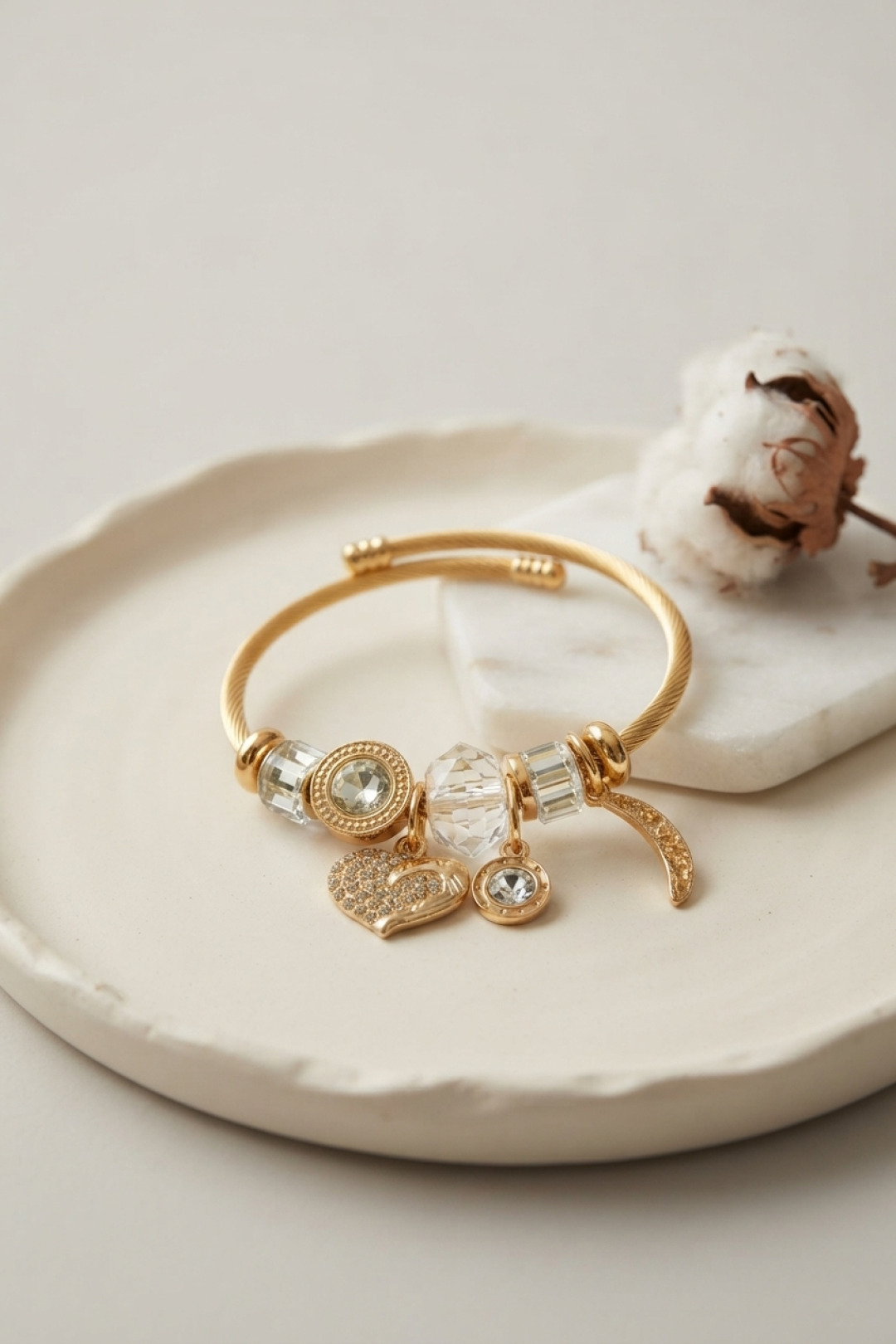 Kalp Model Gold Renk Beyaz Charmlı Bileklik 5886