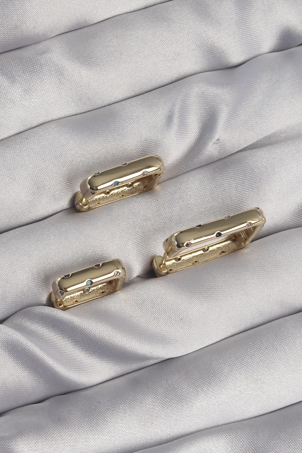 Pirinç Gold Renk Renkli Zirkon Taşlı Kare Model Küpe Seti 5886