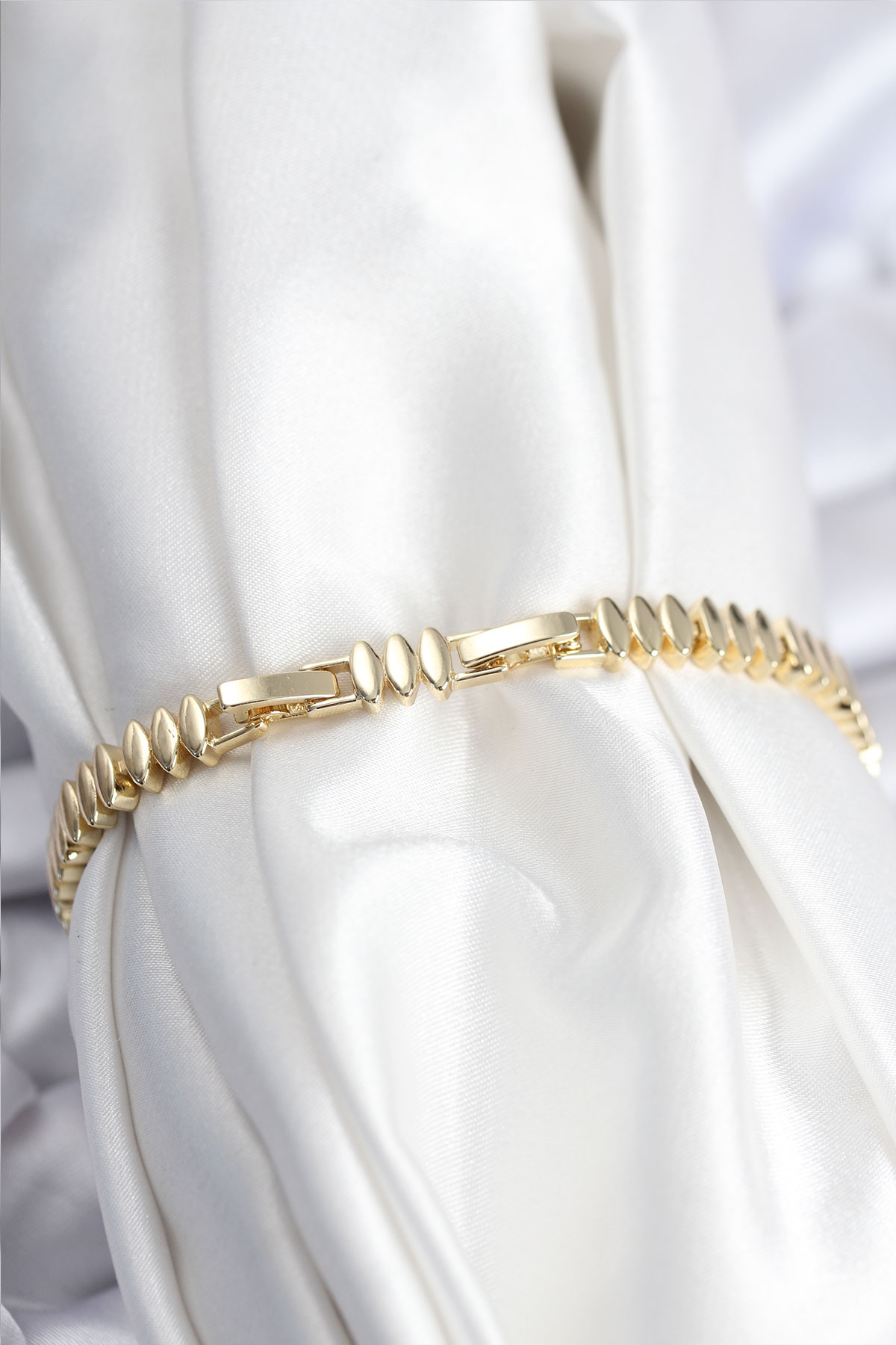 Pirinç VIP Seri Gold Renk Zirkon Taşlı Arpa Model Kadın Bileklik 5886