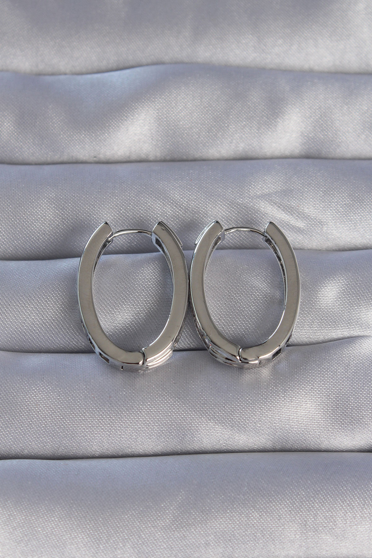 Pirinç Gümüş Renk Zirkon Taşlı Oval Model Küpe 5886