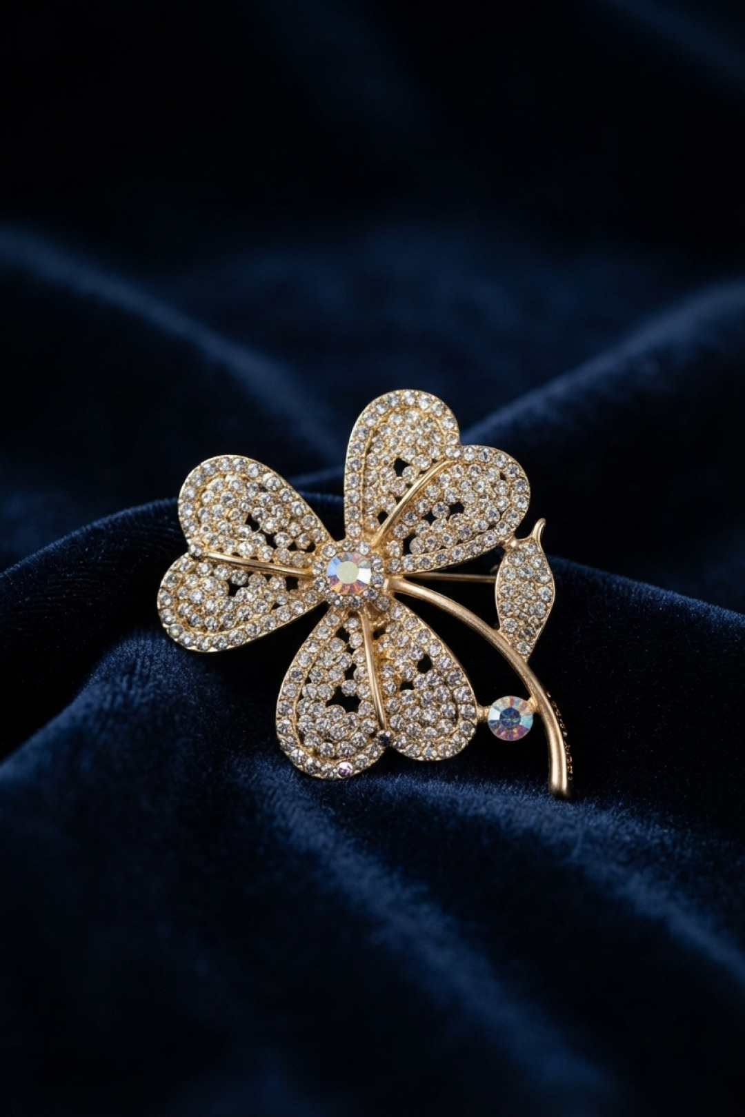 Gold Renk Zirkon Taşlı Yonca Model Broş 5886