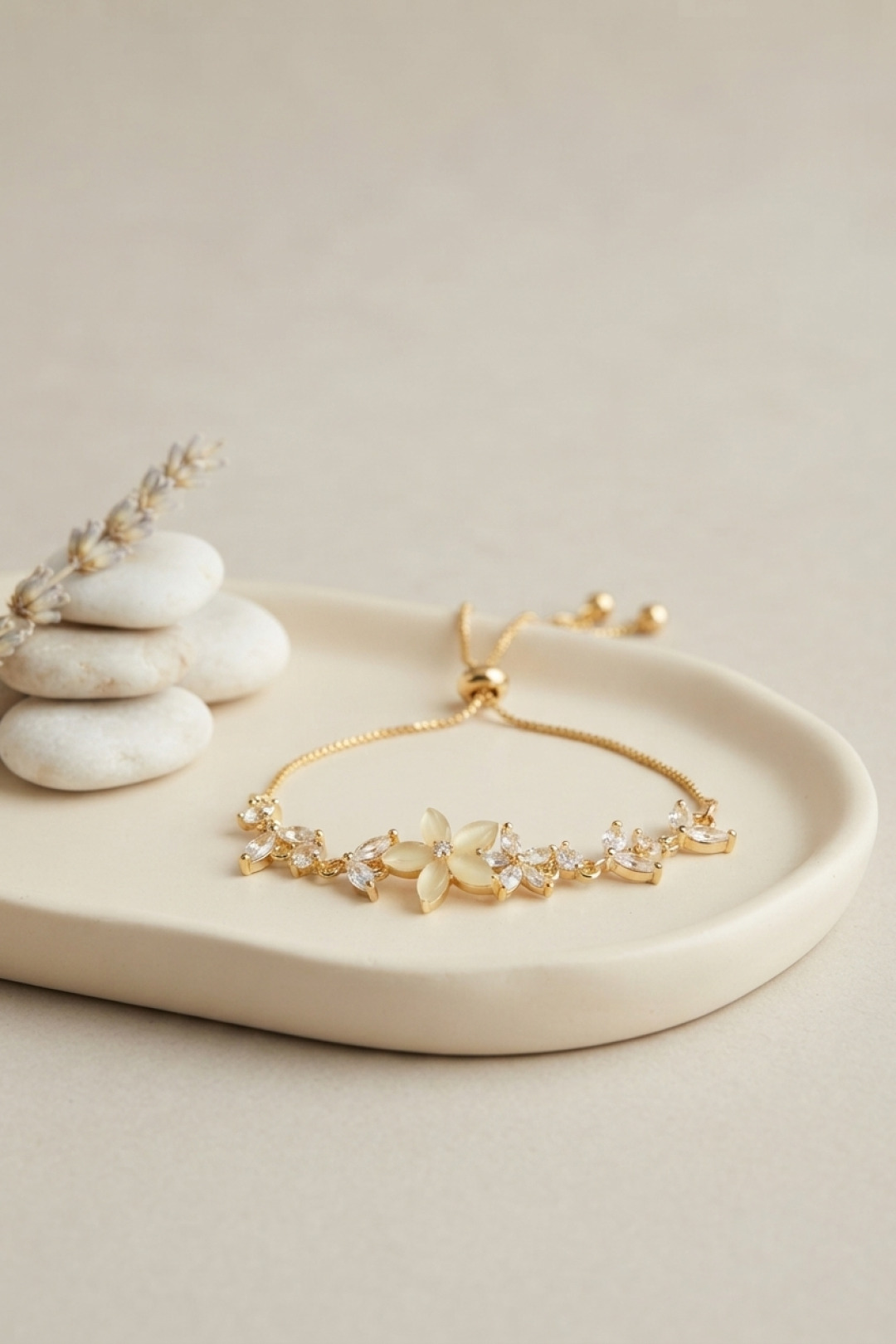 Gold Renk Zirkon Taşlı Pirinç Sedefli Çiçek Model Asansörlü Bileklik 5886