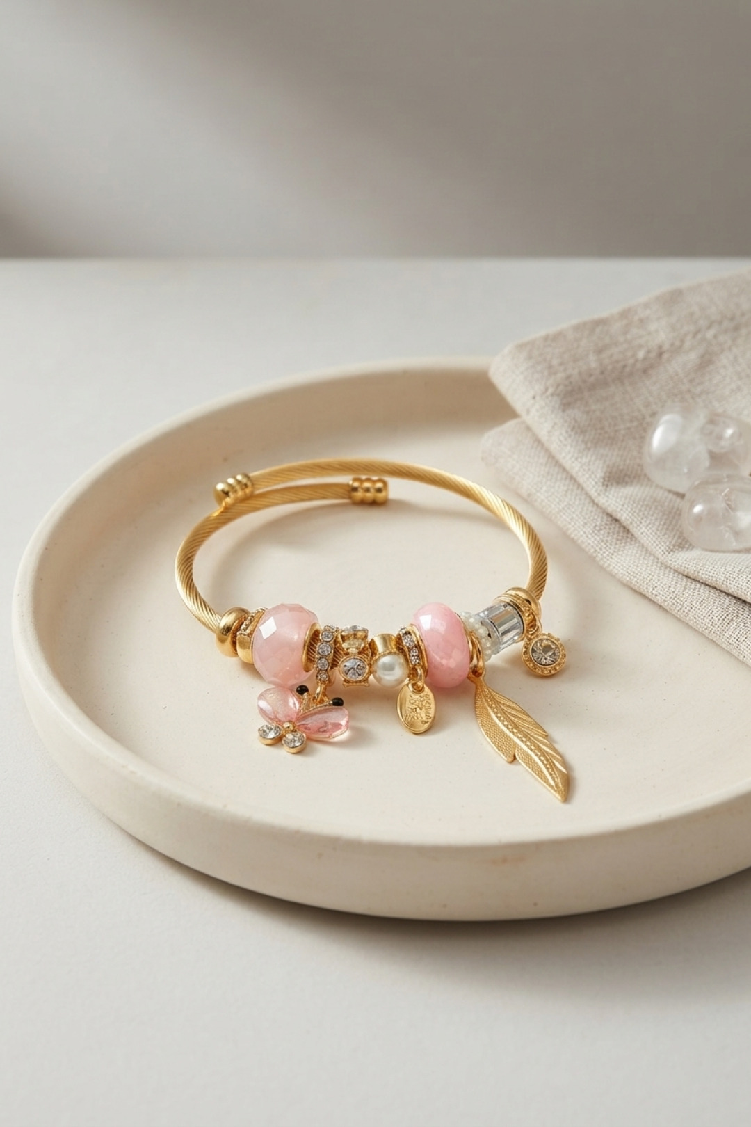 Kelebek Model Gold Renk Pembe Charmlı Bileklik 5886