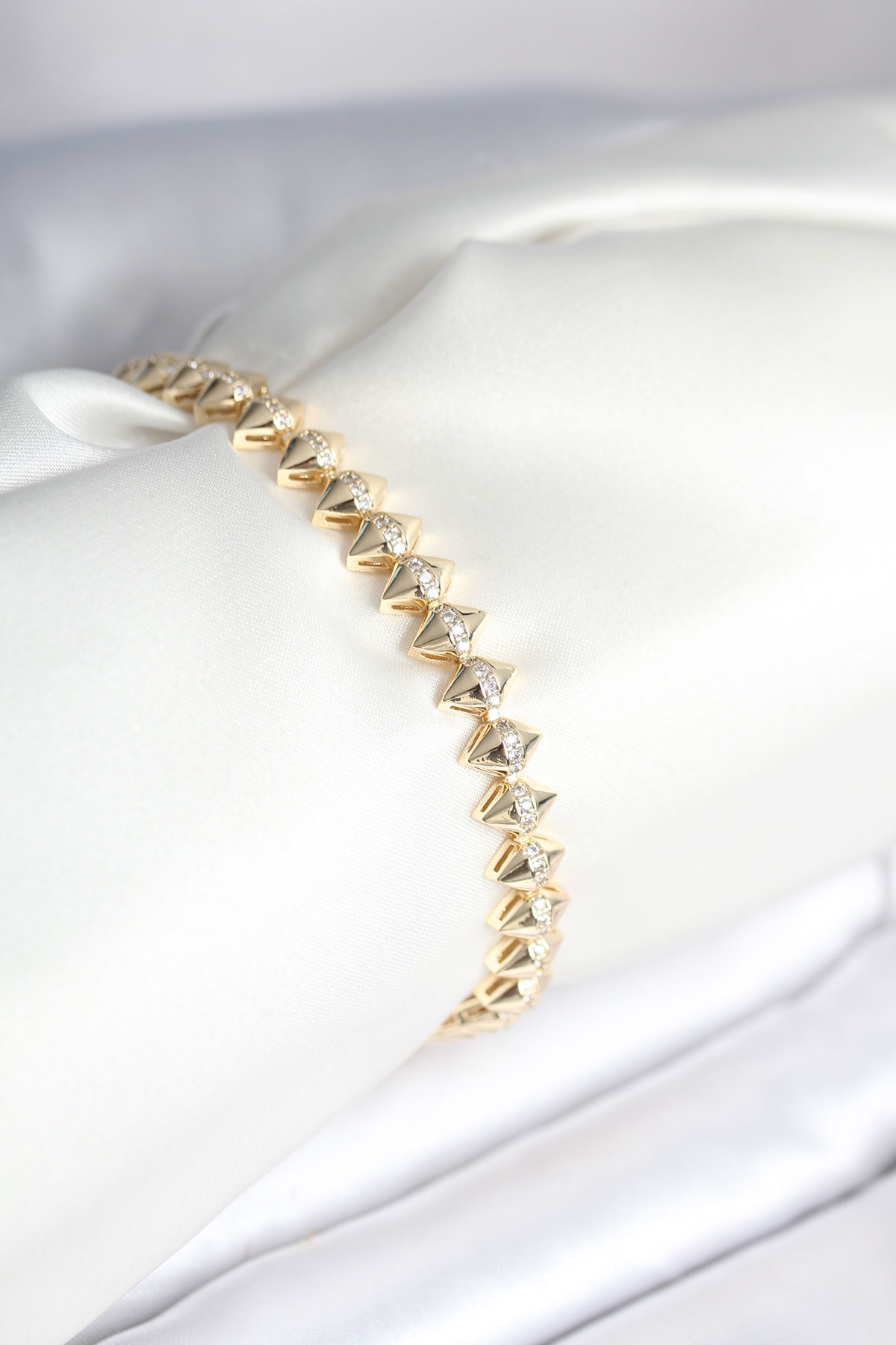 Pirinç Gold Renk Zirkon Taşlı Baklava Model Kadın Bileklik 5886