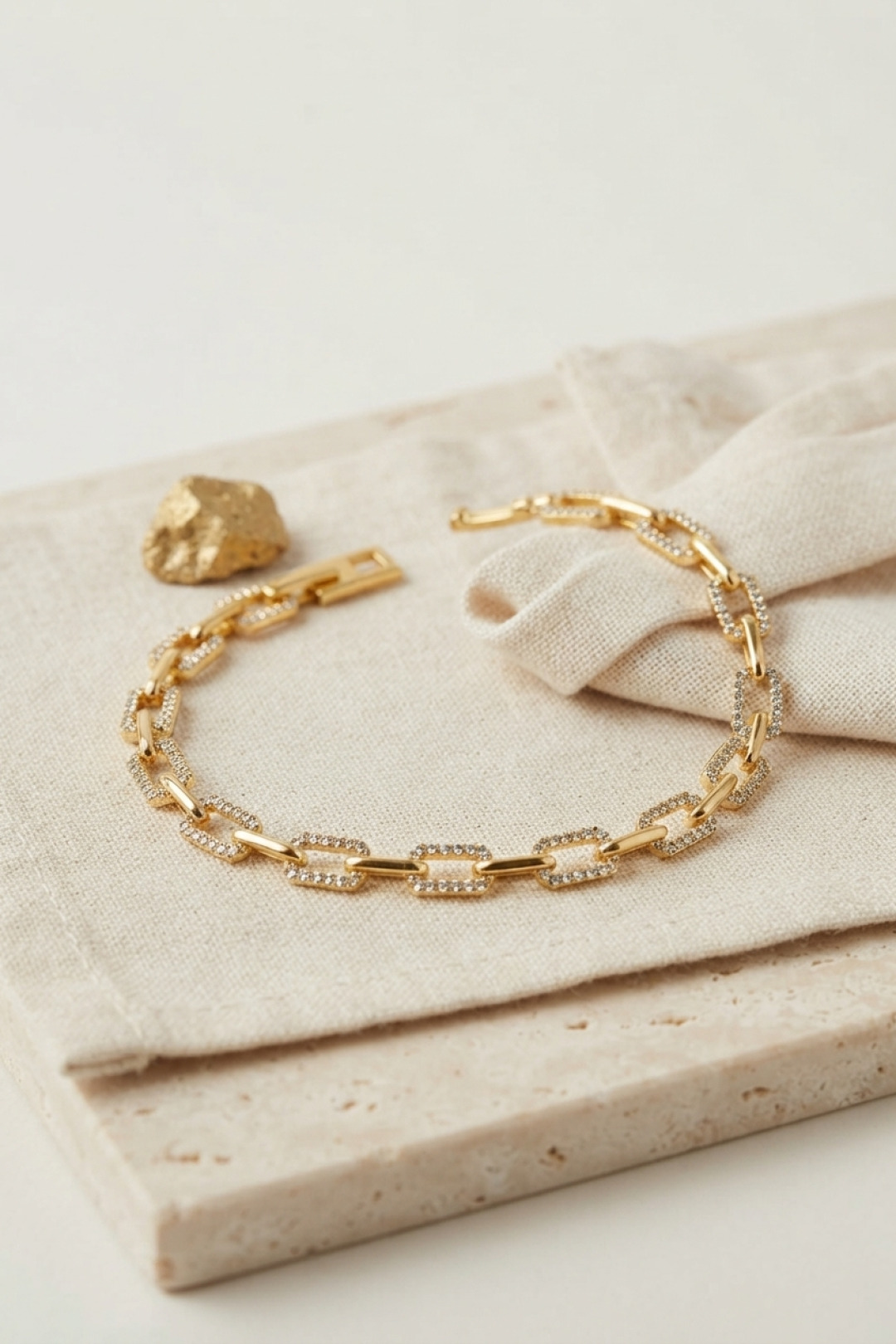 Gold Renk Pirinç Sıralı Kare Model Zirkon Taşlı Bileklik 5886
