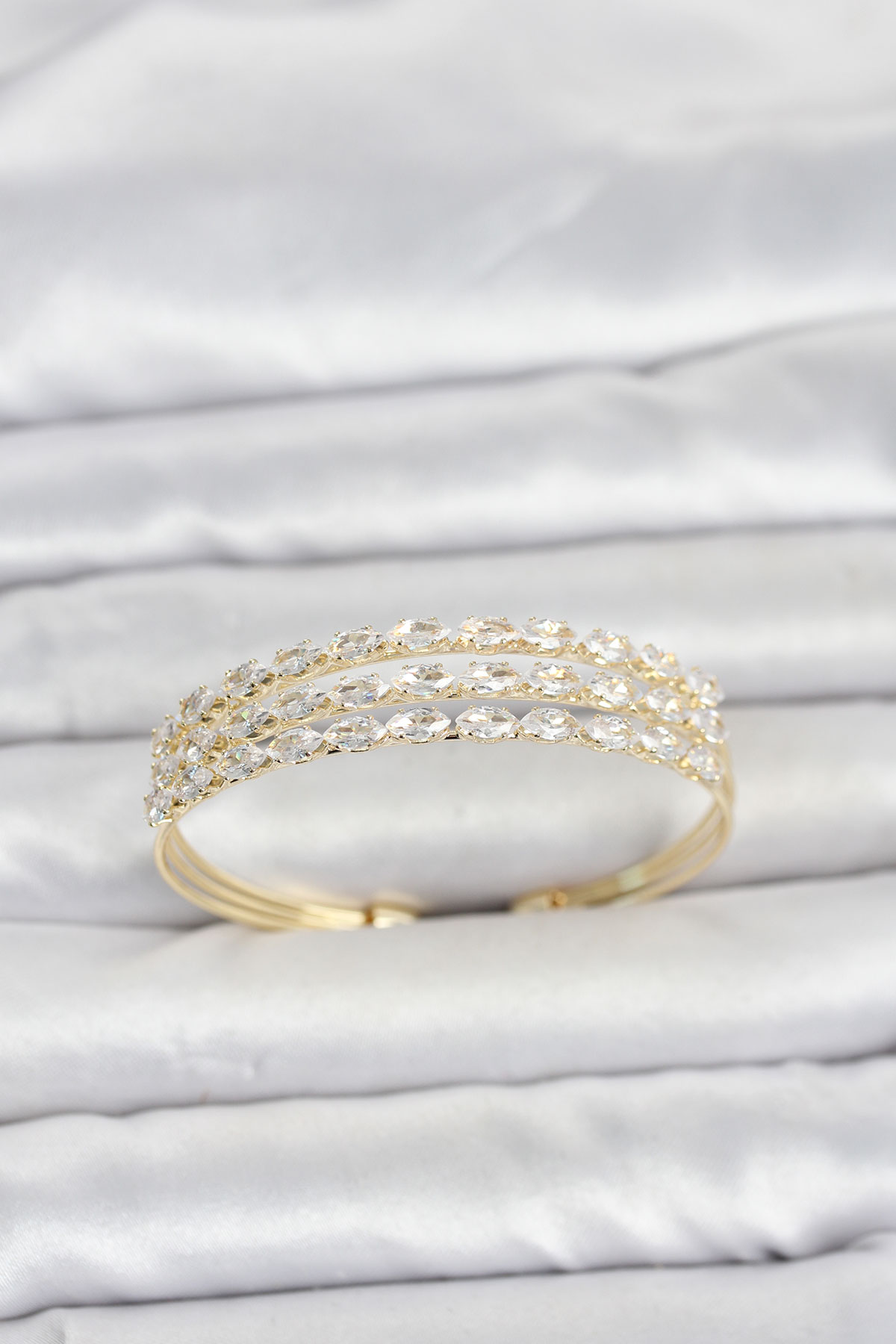 Pirinç Gold Renk Arpa Kesim Zirkon Taşlı Sıralı Model Kadın Bileklik 5886