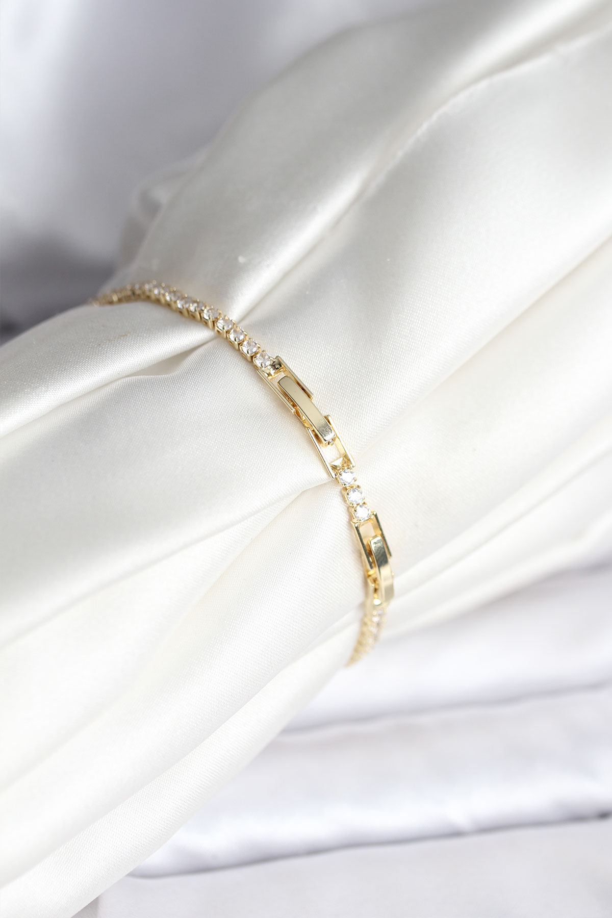 Kelebek Model Zirkon Taşlı Gold Renk Pirinç Su Yolu Kadın Bileklik 5886