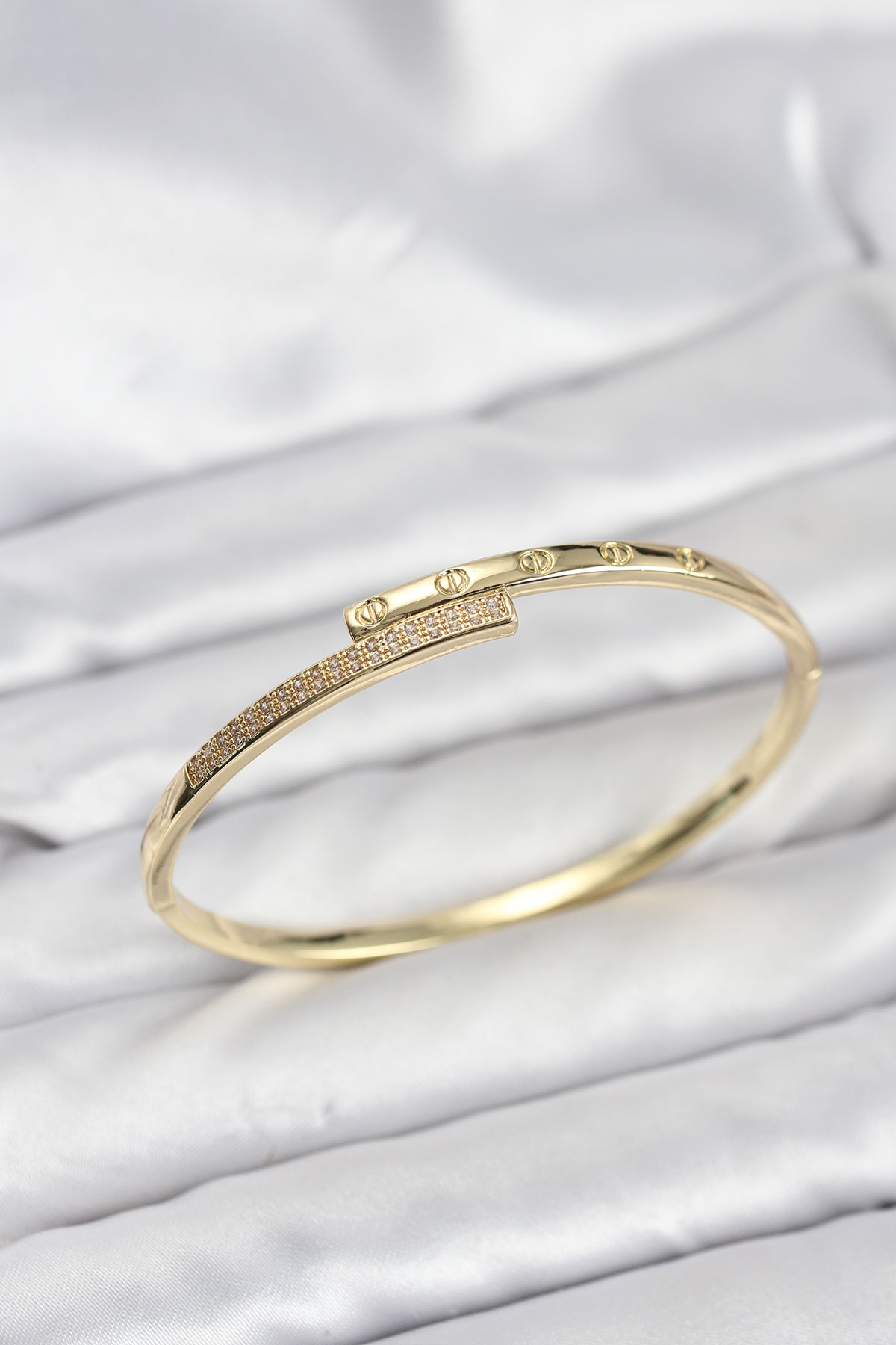Pirinç Gold Renk Zirkon Taşlı Kadın Kelepçe Bileklik 5886